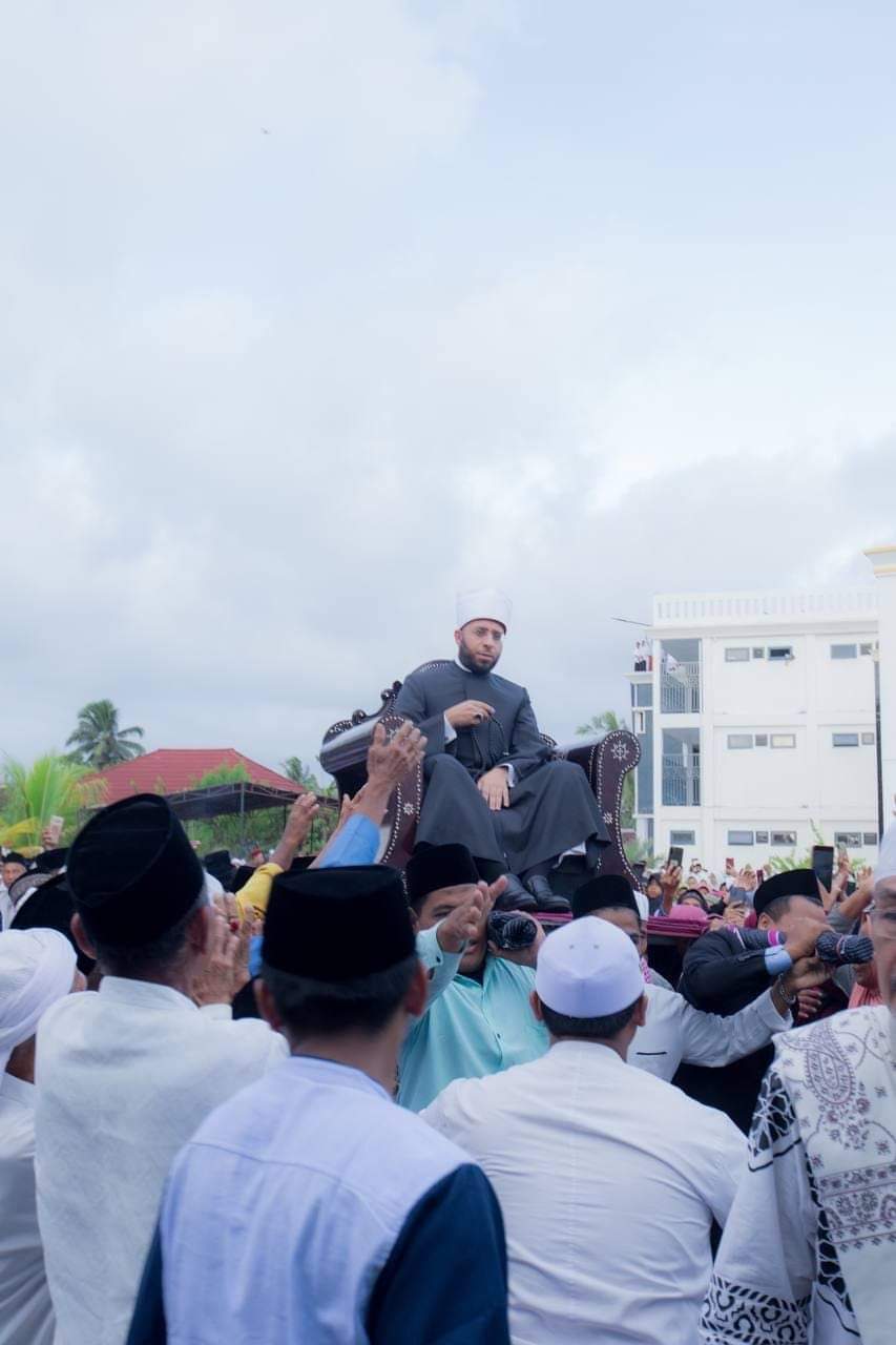 صحيفة الفجر بعد رده الأخير القصة الكاملة حول استقبال الشيخ أسامة