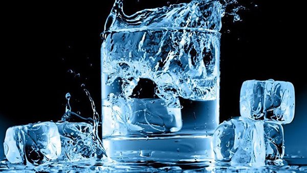 مخاطر قلة شرب الماء وأهميته في صحتنا