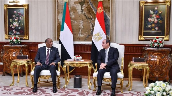 باحث يكشف أسباب زيارة رئيس مجلس السيادة السودانى لمصر