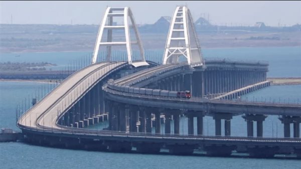 روسيا.. إعادة تشغيل جسر القرم بعد توقف “مؤقت”