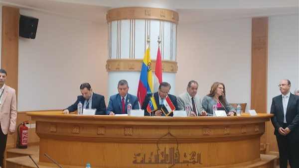 سفير فنزويلا بالقاهرة يشكر وزيرة الثقافة بعد تنظيم ندوة حول “سيمون بوليفار”