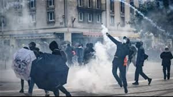 مظاهرات في باريس احتجاجا على عنف الشرطة ضد المدنيين