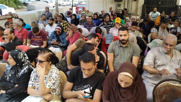 مواطنو الإسكندرية يتوافدون على مكاتب الشهر العقاري لتحرير التوكيلات الرئاسية (صور)