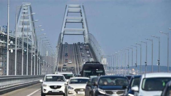 عاجل.. روسيا تعلق حركة السيارات على جسر القرم