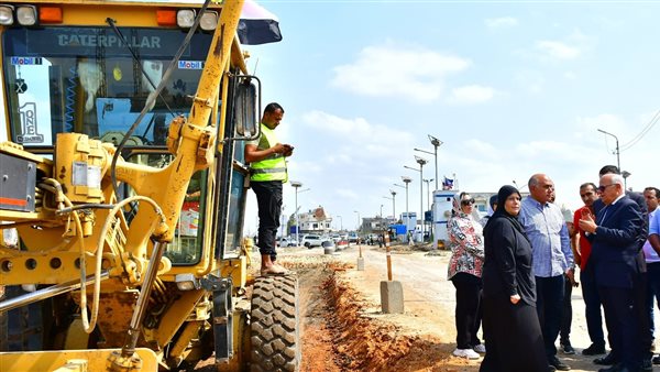محافظ بورسعيد يتفقد سير العمل في مشروع «إنشاء ورصف ورفع كفاءة طريق بوسعيد المنزلة»