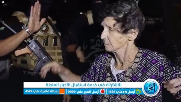 “لحظة وداع”.. مسنة إسرائيلية تودع أحد أفراد كتائب القسام قبل رحيلها