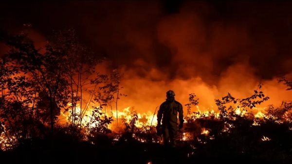 حريق ضخم يهدد آلاف السكان في جنوب كاليفورنيا