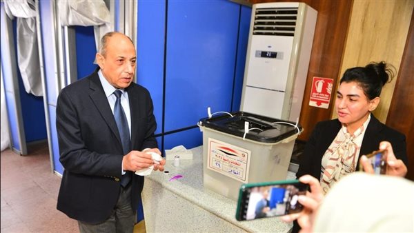 وزير الطيران المدني يدلي بصوته في الانتخابات الرئاسية بمقر اللجنة الانتخابية في مطار القاهرة الدولي