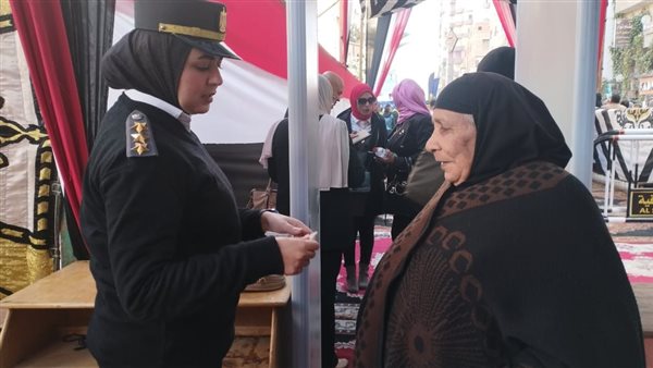 الشرطة النسائية تقدم الدعم للسيدات وكبار السن في لجان الشرقية