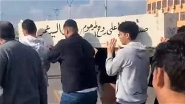 طلاب الثانوية العامة ببورسعيد يشيعون جثمان زميلهم المتوفي في حادث