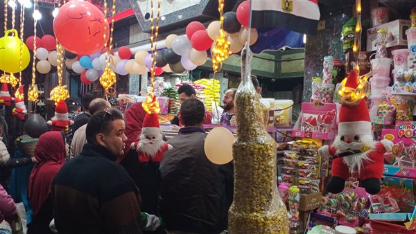 إقبال على شراء الحلويات والمكسرات احتفالًا بالكريسماس في البحيرة (فيديو وصور)