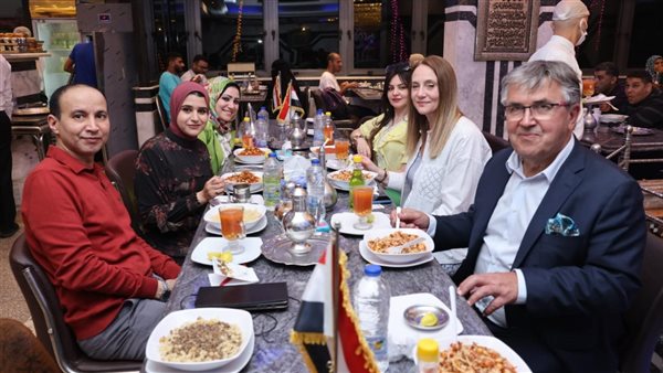 سفير البوسنة والهرسك بالقاهرة يتناول “الكشري” بحضور مساعدة وزير الخارجية