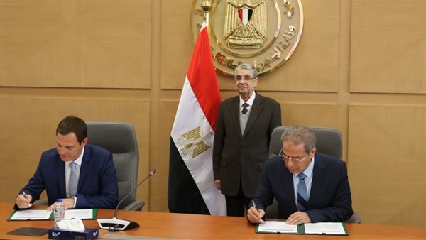 توقيع بروتوكول بين الشركة القابضة لكهرباء مصر و”شنايدر” بمجال تحسين الفقد الفنى بشبكة الجهد المتوسط