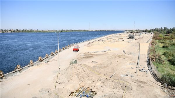 محافظ قنا يتفقد سير العمل بمشروع تطوير كورنيش النيل بمدينة قنا