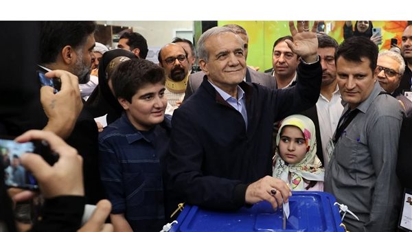 انتخابات إيران “المتأرجحة” تقصر السباق بين بيزشكيان وجليلي
