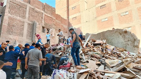 6 مصابين و14 وفاة إثر انهيار منزل بحارة درويش بشارع رياض بحى شرق أسيوط